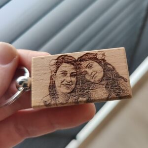 Houten sleutelhanger - met foto gravering en tekst.