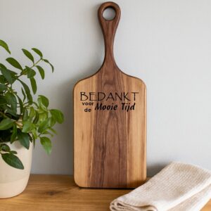 Borrelplank van walnoothout  met gravering